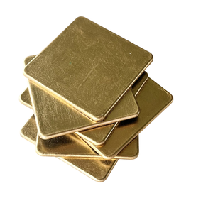 Posavasos de Metal de Diseño Moderno con Forma Cuadrada, Mantel Individual y Almohadillas para Tazas de Té, Posavasos para Servir con Acabado Dorado Hecho a Mano - Product Image 1