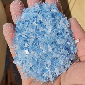 Copos de botellas de PET reciclados: limpios, sin humedad y listos para uso industrial, procesados y secos para un uso reciclado seguro - Product Image 1