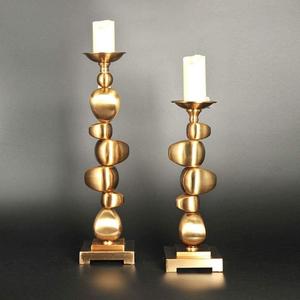 Portavelas de latón de alta resistencia con intrincadas tallas hechas a mano y acabado elegante para restaurantes caseros y decoraciones de eventos - Product Image 1