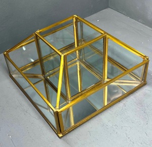 Organizador de Mesa Decorativo para Cosméticos con Diseño Único en Cristal Espejo y Acabado en Latón - Product Image 5