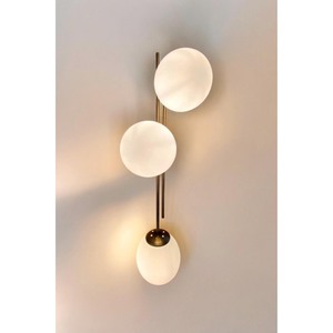 Decoración de pared de alta calidad. Cuando se montan a nivel de los ojos, estos apliques ofrecen una luz favorecedora que realza rostros y texturas. - Product Image 5