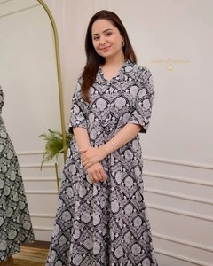 Robe en coton 100% imprimé à la main en Inde, col en V mini, imprimé floral, douce, naturelle, écologique, respirante, décontractée, pour l'été - Product Image 1