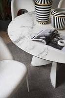 Table moderne extensible avec plateau en verre et pieds en métal sculptés et courbés. Design élégant, polyvalent et stylé pour hôtel, villa, salon