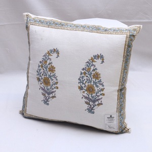 Cojín rectangular de algodón orgánico hecho a mano con patrones minimalistas florales impresos a mano para una decoración sostenible - Product Image 6