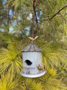 Casa de pájaros de metal resistente a la intemperie para uso en exteriores con diseño colgante único para atraer pájaros cantores - Product Image 3