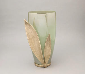 Jarrones de cristal con detalles de hojas crean una visualización llamativa que eleva los arreglos florales sencillos a un exhibición artística. - Product Image 3