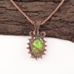 Pendentif captivant en péridot naturel taille ovale, enroulé de fil de cuivre, pierre verte, design plaqué argent, idéal pour les fiançailles et les fêtes - Product Image 1