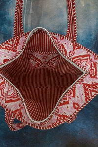 กระเป๋าผ้าฝ้ายลายดอกไม้สีขาวแดงเป็นมิตรกับสิ่งแวดล้อมการซื้อของชำอย่างยั่งยืนงานแฮนด์เมดของศิลปินโบฮีเมียนขนาดใหญ่ - Product Image 4