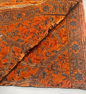 Chal de Terciopelo de Poliéster Sólido Color Naranja Intenso con Borde Bordado, Adecuado para Novias, Eventos Tradicionales, Transpirable, para Usar en Invierno. - Product Image 1