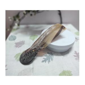 Peine de cuerno ligero y elegante para el cuidado del cabello, kit de aseo personal con mango de madera y caja de regalo con logotipo personalizado, uso doméstico - Product Image 5