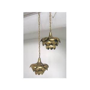 Lampe suspendue en métal traditionnelle inspirée du design patrimonial avec des éléments décoratifs et une lumière chaleureuse et accueillante - Product Image 2