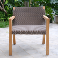 Chaise de terrasse moderne et légère Zusa en bois de teck durable pour les repas en plein air et les villas d'Indonésie