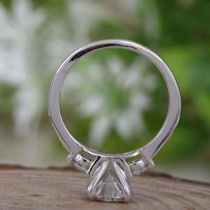 RITZIN ชุดเครื่องประดับเจ้าสาว แหวนหมั้น แหวนแต่งงานทรงน่ารักสำหรับผู้หญิง สั่งทำได้ เครื่องประดับคุณภาพ ตัวเลือกทองคำขาว/ทองคำชมพู - Product Image 5