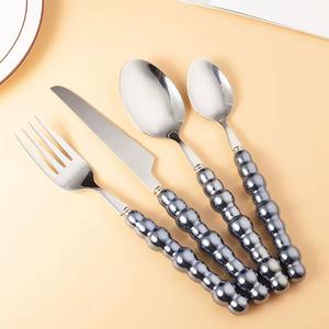 Ensemble de couverts en argent avec manche en perles roses, idéal pour la mise en scène de table élégante et les cadeaux, vaisselle - Product Image 3