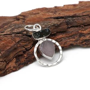 Collar con colgante vintage de dos piedras preciosas, cuarzo rosa crudo chapado en oro y moldavita natural para vacaciones - Product Image 3