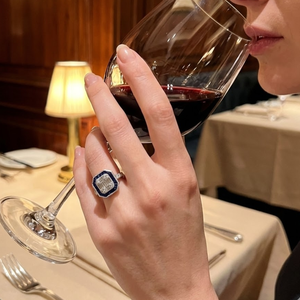 Bague Art Déco en Or Blanc Massif 18 carats avec Saphir Bleu Royal, Grappe de Diamants Baguette et Halo Octogonal, Bijoux Fins en Gros - Product Image 3