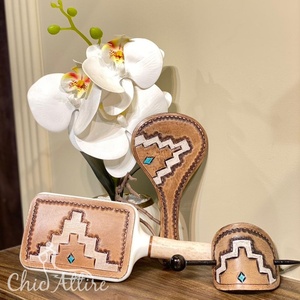 Vente chaude véritable cuir usiné gravé à la main 3 pièces brosse à cheveux miroir à main et bâton de cheveux ensembles de vanité femmes superbes cadeaux - Product Image 1