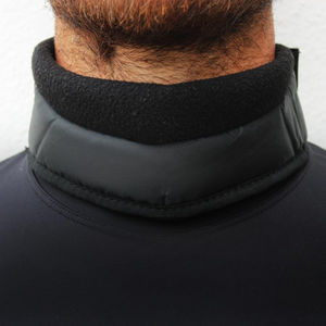 Protection de cou rembourrée pour le hockey sur glace avec un ajustement confortable et une couverture durable, équipement de sécurité léger pour la protection du cou des adultes - Product Image 3