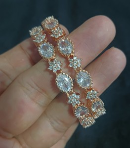 BRAZALETES DE ESTILO CLÁSICO DE DIAMANTE AMERICANO BRAZALETES CHAPADOS EN PLATA TRADICIONALES Y DE MODA Y ZIRCON CUBIC PARA MUJERES Y NIÑAS - Product Image 1