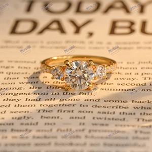 Bague de fiançailles en diamant cluster taille ronde personnalisable 1ct avec halo caché et réglage d'accent étincelant - Product Image 1