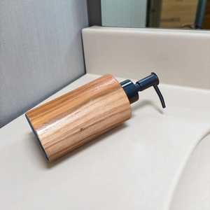 Bouteille à pompe en bois rechargeable et écologique pour salle de bains et cuisine Design de luxe avec finition polie - Product Image 6