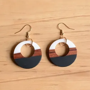 Meilleurs styles élégants de résine blanche en bois massif Boucles d'oreilles géométriques respectueuses de l'environnement Accessoires de bijoux de mode - Product Image 3
