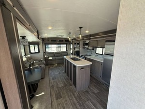 Remolque de Campamento Usado Crossroads S-u-n-s-e-t T-r-a-i-l 330SI 2022 en Venta para Acampar y Viajar - Product Image 3