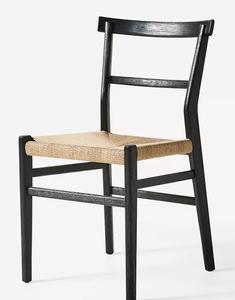 Chaise de salle à manger élégante avec dossier en teck massif, pieds coniques et siège en rotin tissé où la texture organique rencontre la forme moderne - Product Image 1