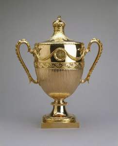 Trofeo metálico de lujo con una estructura pesada y decorativa perfecta para las necesidades de premios Premium - Product Image 1