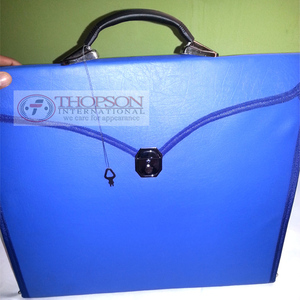 Étui maçonnique Regalia étui à tablier en cuir et tissu fait à la main avec détail brodé au point de croix complexe pour une utilisation franc-maçon - Product Image 3