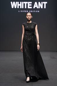 WHITEANT robes longues sans manches pour femmes robe en dentelle florale col rond NELLA EMB dentelle drapée robe midi 64% coton 36% polyester - Product Image 3