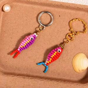 LLavero de pez con cuentas de semillas hecho a mano, bolso de pescado, bolso de cuentas colorido, regalo de océano para ella - Product Image 1