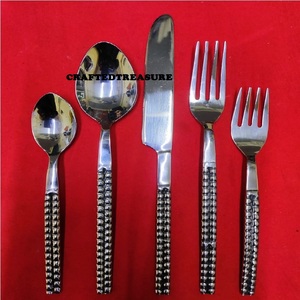 Ensemble de couverts en acier inoxydable à long manche Meilleur design pour le dîner à l'hôtel Utilisation de la vaisselle Cuillère de produit de luxe en acier miroir - Product Image 3