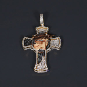 Emblemático de las creencias católicas en plata de ley 925 colgante de hip hop de diamante moissanite de corte redondo en el último diseño nuevo - Product Image 1