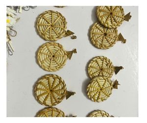 Boucle d'oreille en rotin radiant Boucle d'oreille en rotin de bohème pour dames Design léger pour les aventures d'été et les bijoux élégants en vrac - Product Image 1