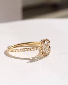 Bague de fiançailles Halo diamant coupe rayonnante 10x7mm | Bracelet pavé en argent sterling plaqué or 18 carats | OEM personnalisé de bijoux fins minimalistes - Product Image 2