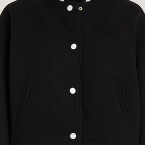 Chaqueta Bomber Urbana Clásica Unisex Negra con Ribete Blanco, Estilo Varsity Extra Grande, Prenda Exterior Icónica de Estilo Urbano Vintage - Product Image 4