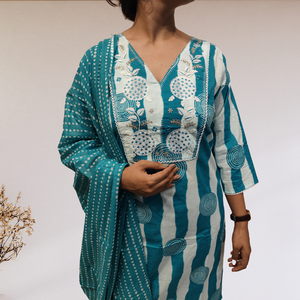Nouveauté tendance, ensemble kurta pantalon imprimé turquoise de luxe, tenue élégante de fusion ethnique, tenue haut de gamme pour femmes - Product Image 3