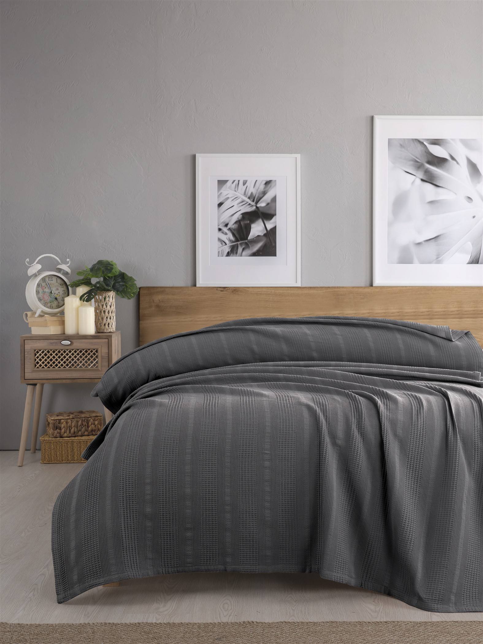 สีเทาเข้ม