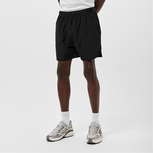 กางเกงขาสั้นผู้ชายเอวยางยืด ผ้าไม่ทอ น้ำหนักเบา แห้งเร็ว ใส่สบายทุกวัน เหมาะสำหรับวิ่งกลางแจ้ง มีซับในนุ่มสบาย - Product Image 3