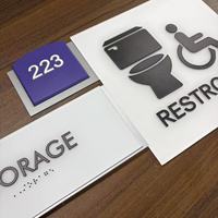 Letrero de Accesibilidad Táctil y Braille ADA Personalizado al por Mayor, Letrero Acrílico con Texto en Relieve para Hotel, Oficina, Baño, Número de Habitación