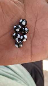 Perles de verre de raton laveur uniques et accrocheuses, fabriquées sur mesure, ajoutent une touche audacieuse à tout design grâce à des motifs distinctifs et des couleurs vibrantes. - Product Image 6