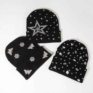 Gorro de invierno con pedrería brillante, tejido elástico suave y diseño cálido y cómodo, perfecto para conjuntos elegantes en climas fríos. - Product Image 3