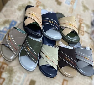 Pantoufles arabes de qualité exceptionnelle pour hommes Semelle en caoutchouc Chappals en cuir PU Parfaite pour la vie à la mode en Arabie Saoudite et à Dubaï - Product Image 4