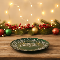 Assiettes de présentation en verre rouge foncé de 13 pouces avec flocons de neige argentés en relief pour la décoration de table de Noël, des fêtes d'hiver et des banquets