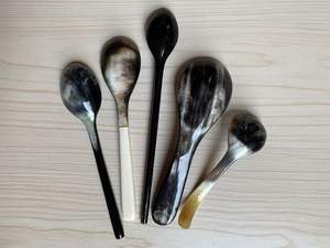 CON CUCHARA DE CUERNO BLANCO PULIDO para el hogar y el restaurante Uso en la cocina Tazón de estilo animal artesanal de la mejor calidad en venta - Product Image 3