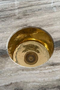 Évier en laiton contemporain pour les espaces de salle de bain minimalistes, offrant un design épuré et une sophistication métallique - Product Image 6