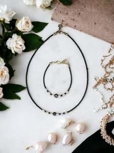 Ensemble collier et bracelet DAFNI en perles de plastique colorées et œil porte-bonheur - Fait main pour la fête des mères et la Saint-Valentin - Product Image 4