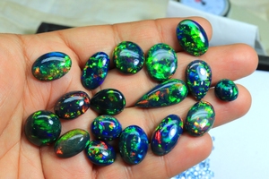 Superbe pierre précieuse d'opale noire éthiopienne Glowing Rainbow Flashy Black Opal Gems Customize Size Ethiopian Black Opal Cabochon - Product Image 2