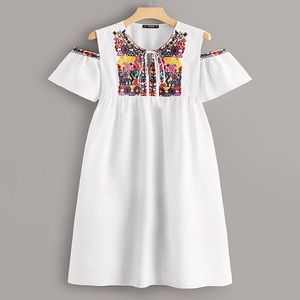 Vestido Midi Bohemio Blanco Bordado con Hombros Descubiertos, Ajuste Holgado, Estilo Casual de Verano, Tejido de Algodón con Estampado Floral, Estilo Línea A - Product Image 2